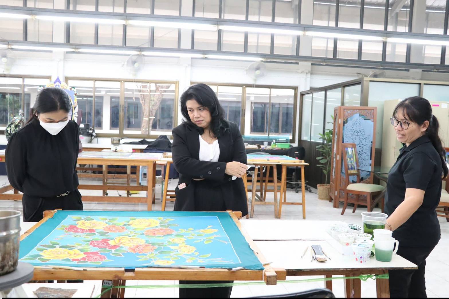 title - ผู้อำนวยการศูนย์ส่งเสริมและพัฒนาอาชีพเสริมนอกภาคการเกษตร ให้การต้อนรับคณะเจ้าหน้าที่กระทรวงทรัพยากรธรรมชาติและสิ่งแวดล้อม เยี่ยมชมสถานที่ ศพส. และแผนกฝึกอบรมทั้ง 12 แผนก